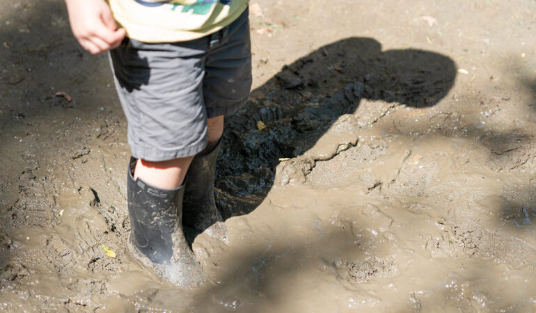 Benefits of muddy puddle play for children